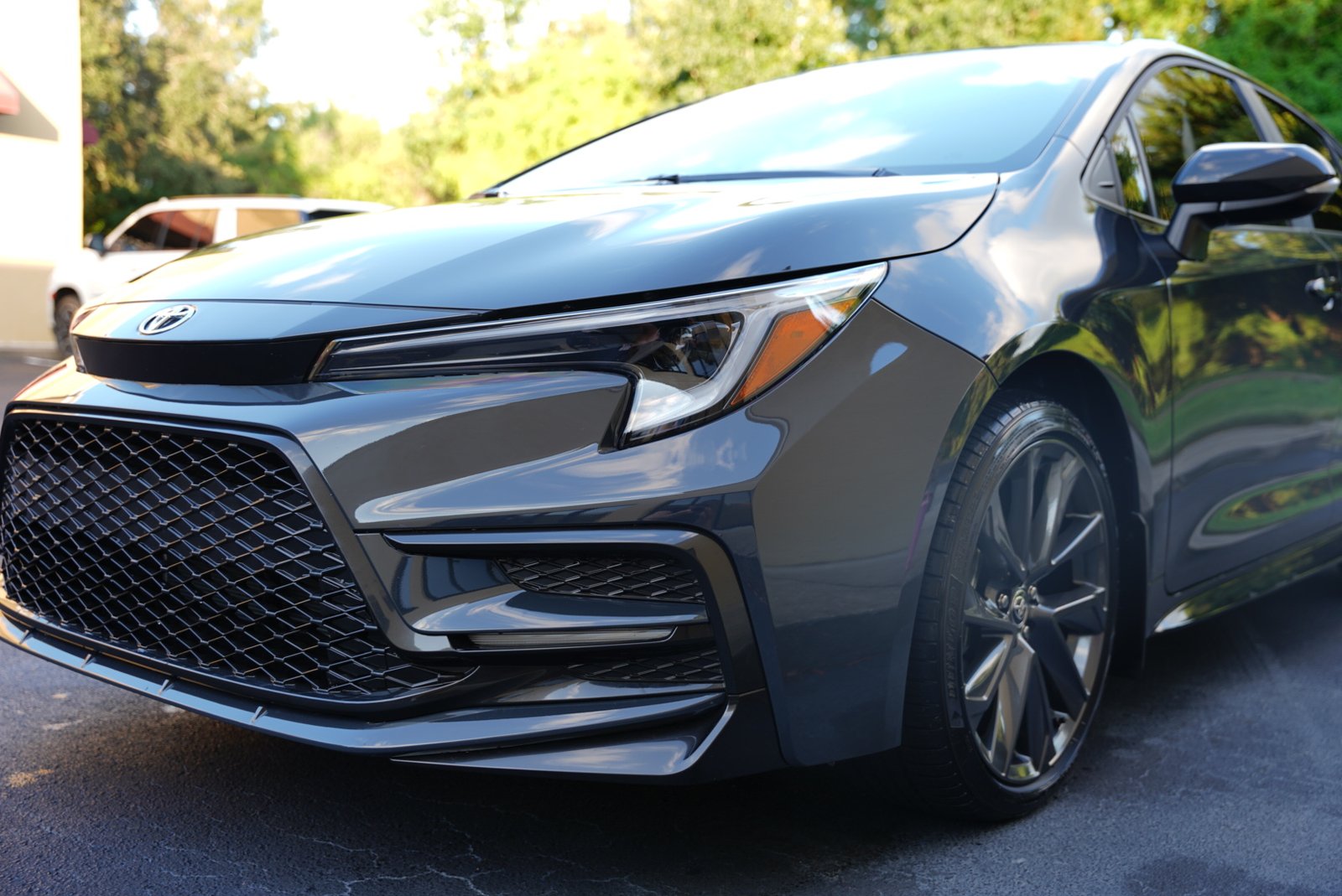 Detalle del frente y los aros del Toyota Corolla